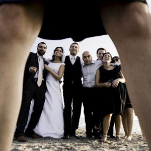 foto ricordo di gruppo sulla spiaggia di Ostia con sposa e sposo